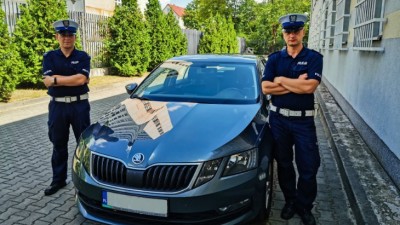 Policjanci eskortowali samochód z&nbsp;ciężarną kobietą