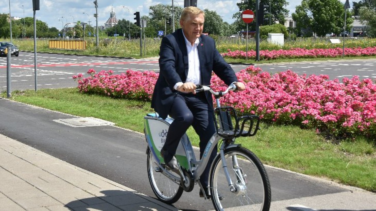 Prezydent Białegostoku Tadeusz Truskolaski na rowerze sieci BiKeR /fot. UM Białystok/