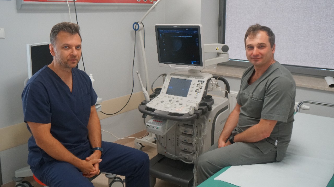 Na zdjęciu urolodzy od lewej: dr Andrzej Puchnarewicz, koordynator oddziału urologii BCO oraz dr Marcin Chlabicz. (Źródło: BCO)