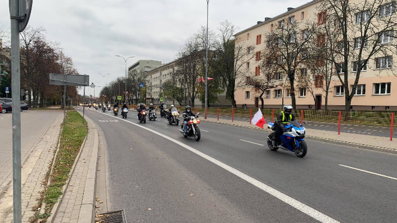 Kolumna motocyklistów na alei J. Piłsudskiego w Białymstoku /fot. Czytelnik Bia24/