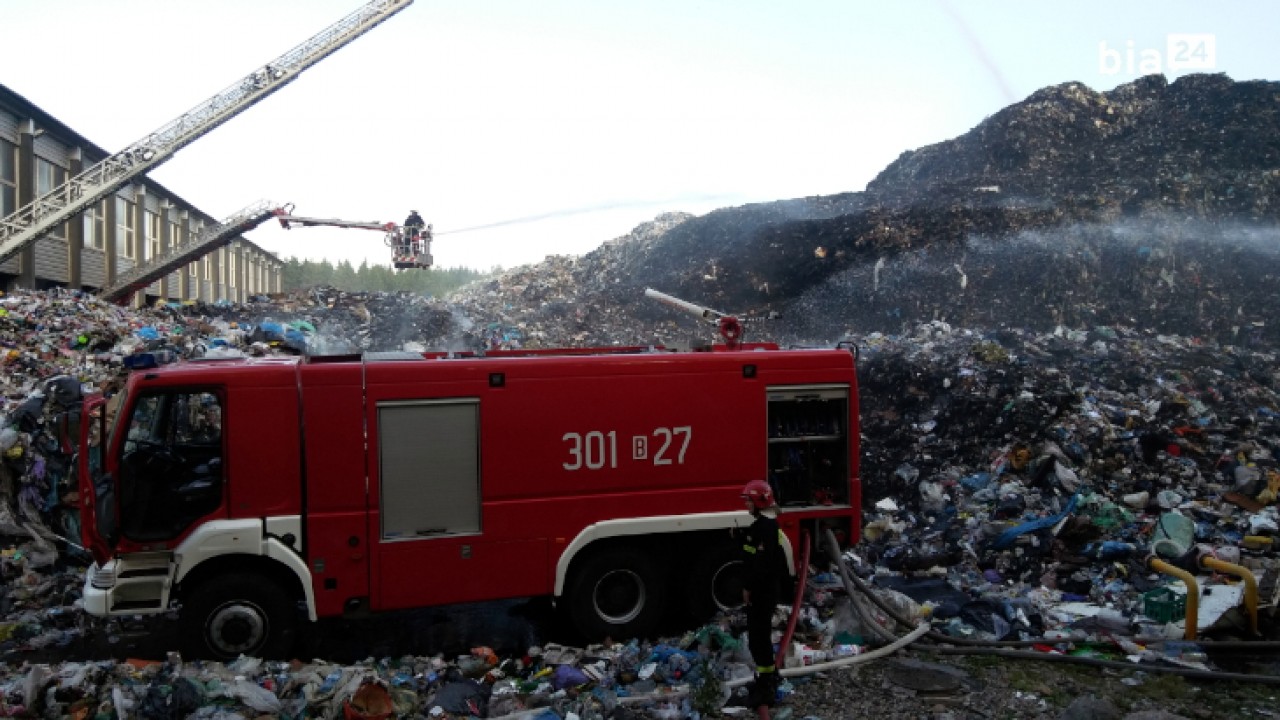 Strażacy dogaszają pożar odpadów w sortowni CIGO w Studziankach - czerwiec 2018 r. /fot. archiwum Bia24/
