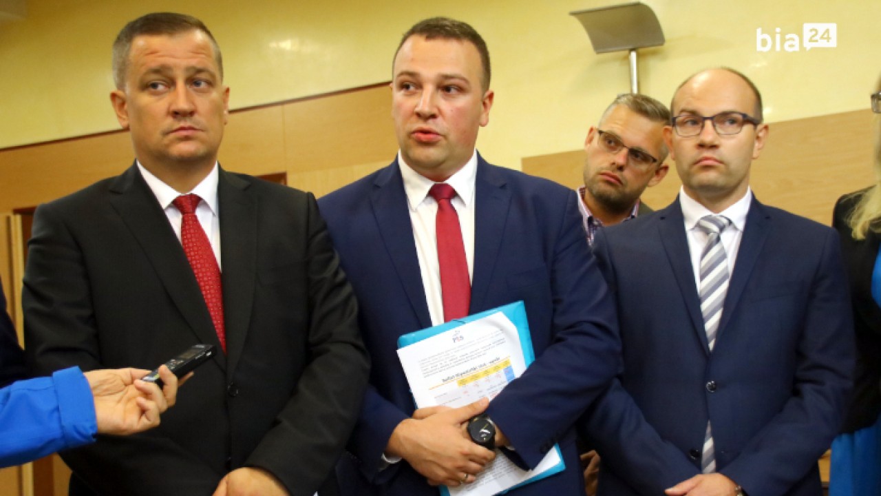 Mariusz Nahajewski - drugi od lewej - podczas kampanii wyborczej w 2018 roku /fot. archiwum Bia24/