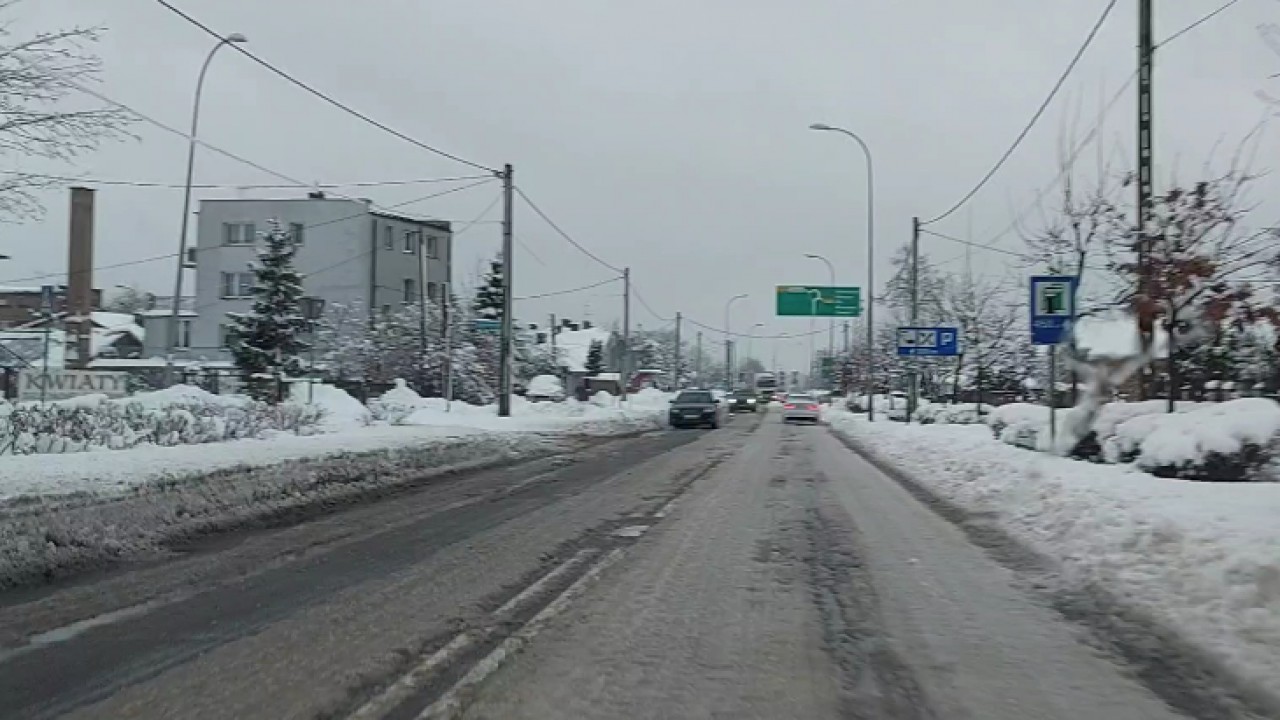 W wielu miejscach jezdnie są oblodzone, pokryte ubitym śniegiem /fot.Czytelnik Bia24/