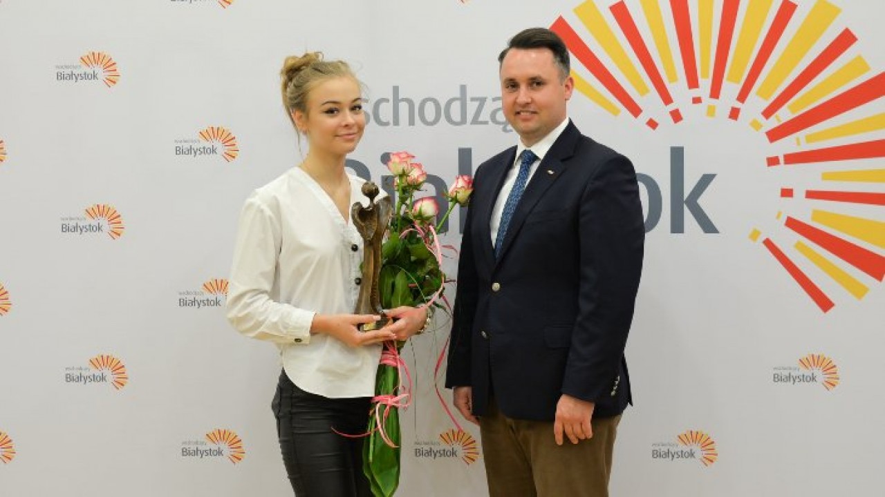 Na zdjęciu z zastępcą prezydenta, białostocka laureatka ubiegłorocznego konkursu Luiza Jodkowska 