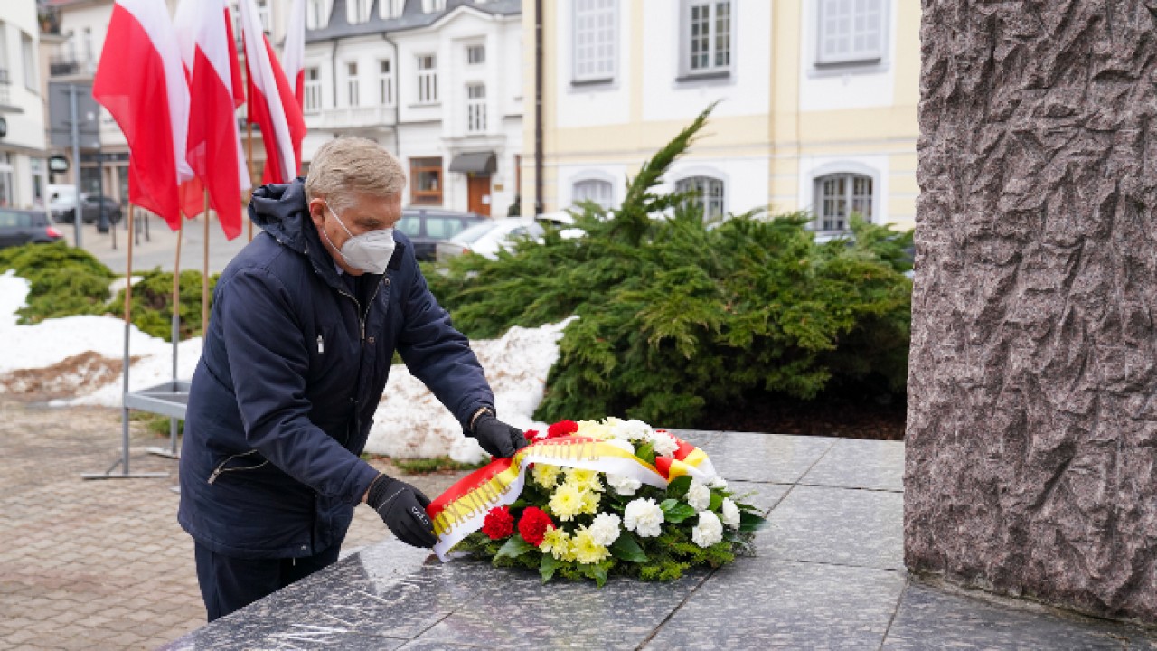 Prezydent Białegostoku składa kwiaty pod pomnikiem żołnierzy Armii Krajowej /fot. D. Gromadzki UM Białystok/