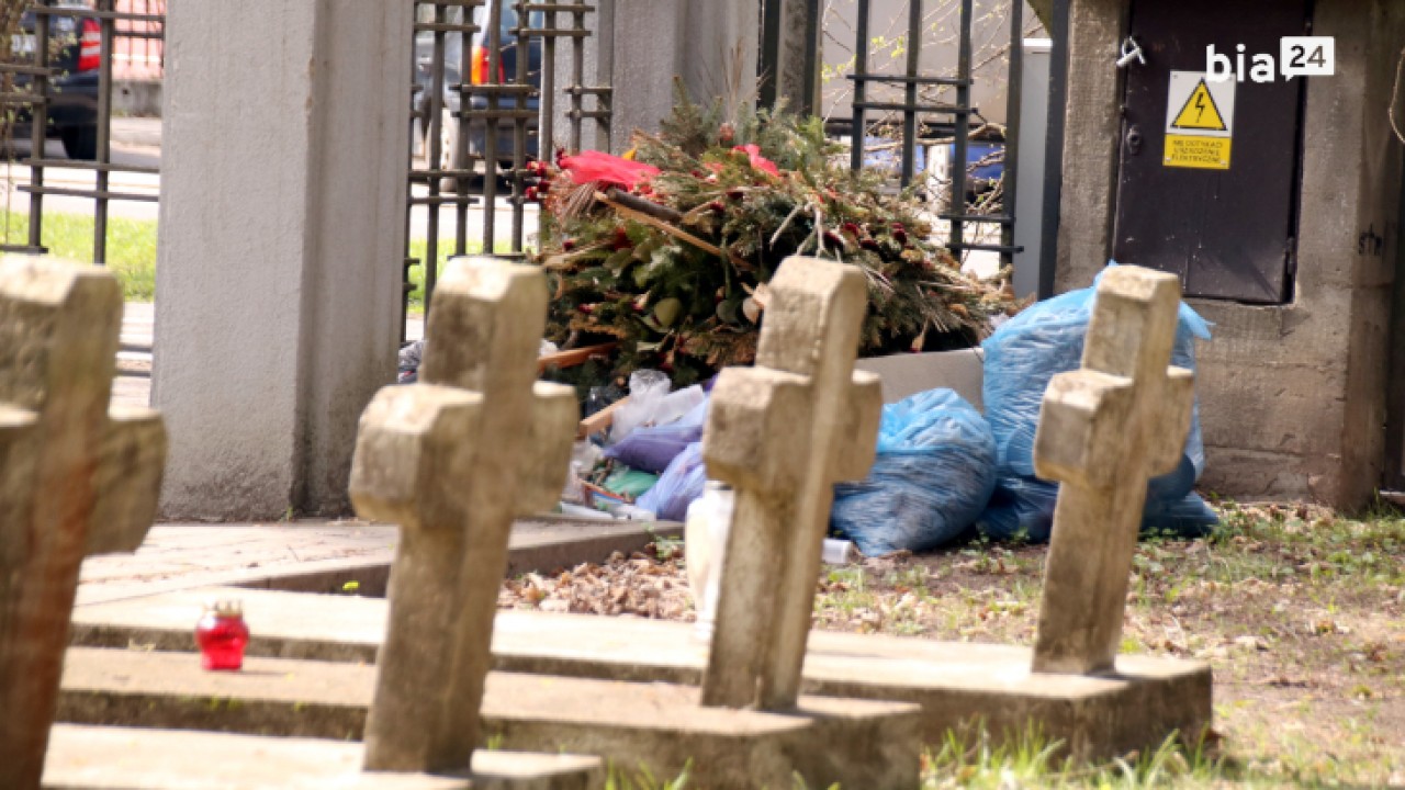 Śmieci porzucone na ziemi przy wejściu na cmentarz przy ul. 11 Listopada /fot. Bia24/