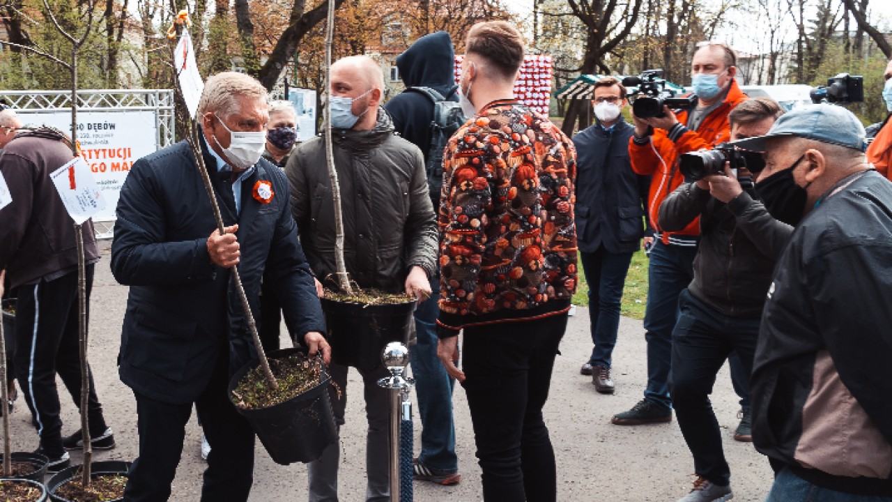Prezydent miasta rozdaje sadzonki dębów /fot. Bia24/ 