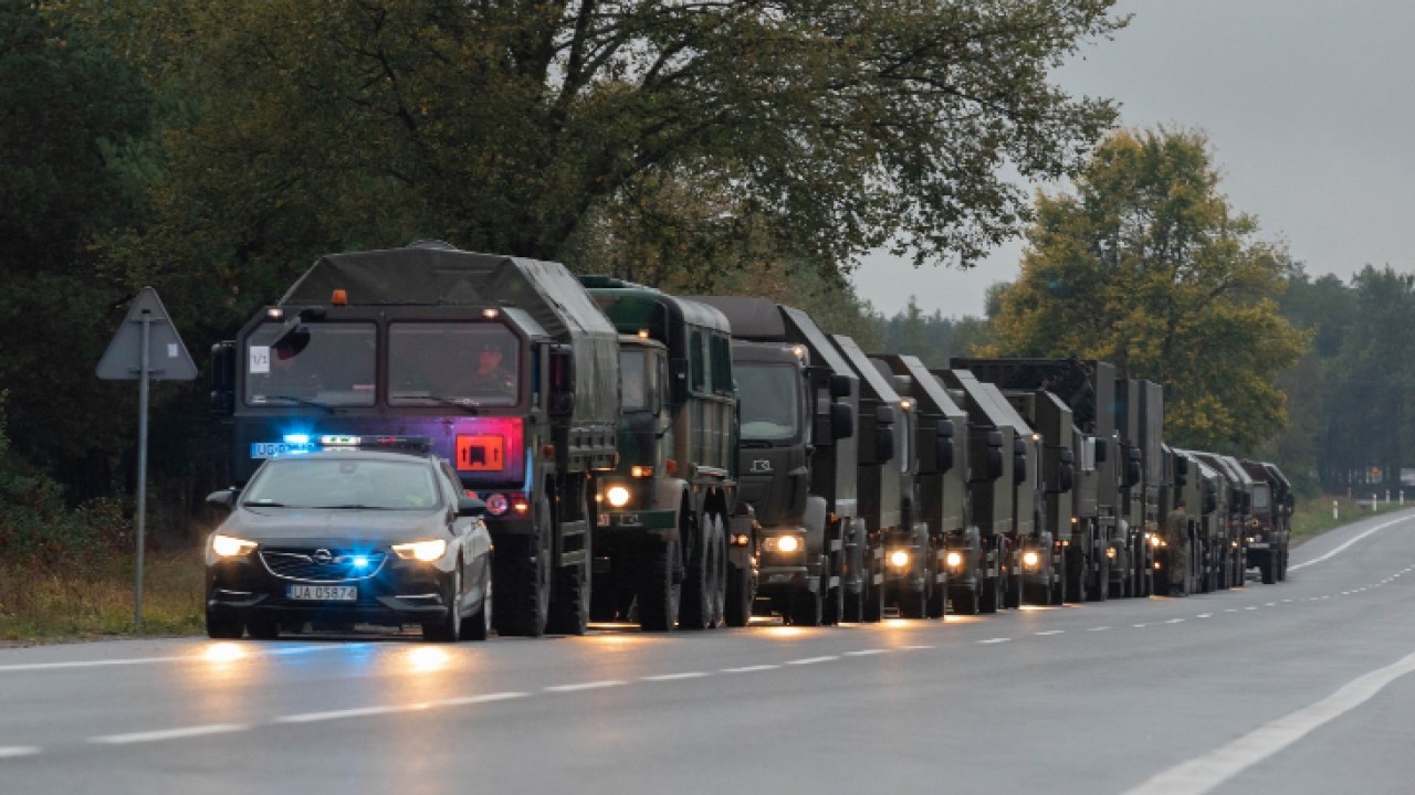 Kolumna pojazdów wojskowych w drodze na ćwiczenia /fot. 18DZ/ 