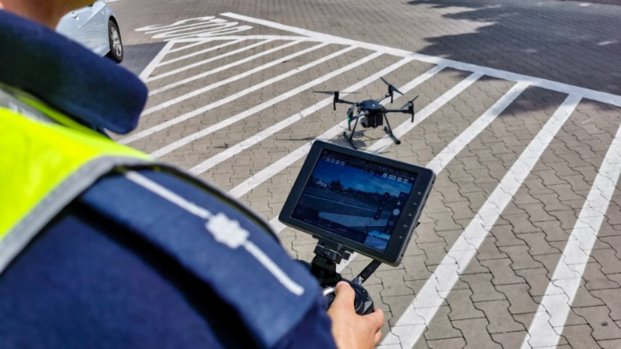 VIDEO. Policyjny dron lata wokół przejść dla pieszych