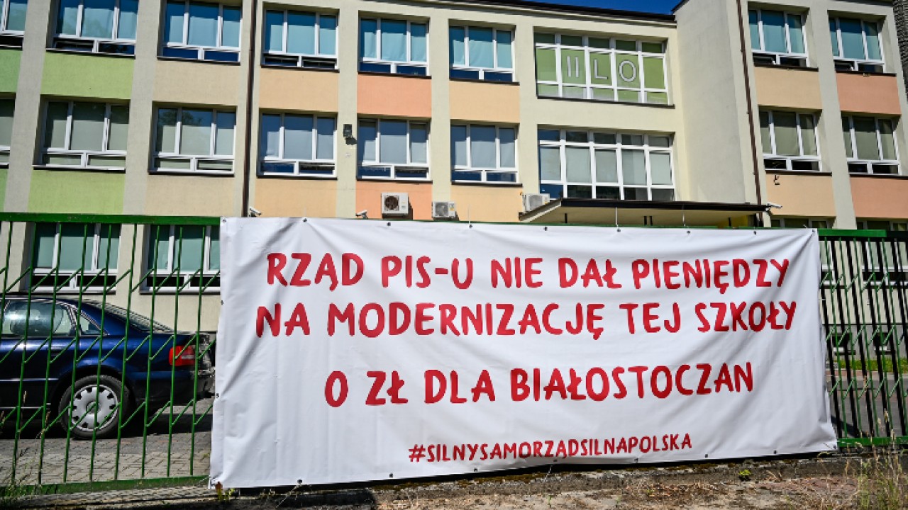 Baner na II Liceum Ogólnokształcącym w Białymstoku /fot. UM Białystok/ 