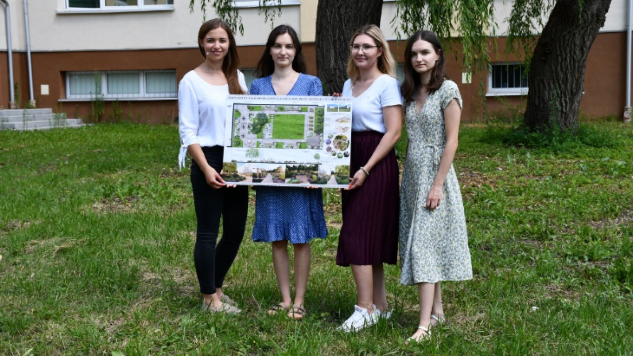 Studentki Politechniki Białostockiej zaprojektowały ogród przy szpitalu w Choroszczy. Projekt został przekazany 8 lipca 2021 r., fot. materiały SPP ZOZ w Choroszczy