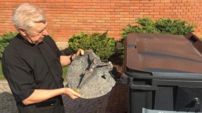 Ktoś ukradł z&nbsp;kościoła figurkę Jezusa. Policja zatrzymała już podejrzaną kobietę