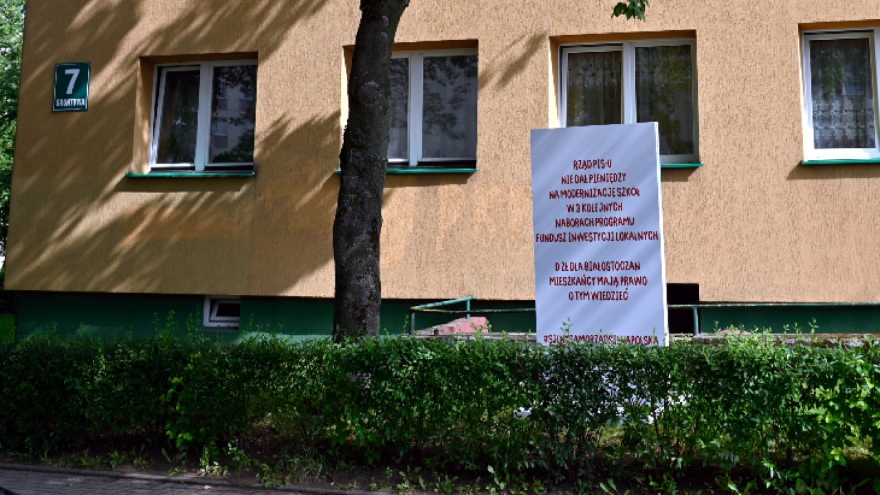 Jedna z tablic ustawionych przez urząd miejski na osiedlu Młodych /fot. UM Białystok/ 