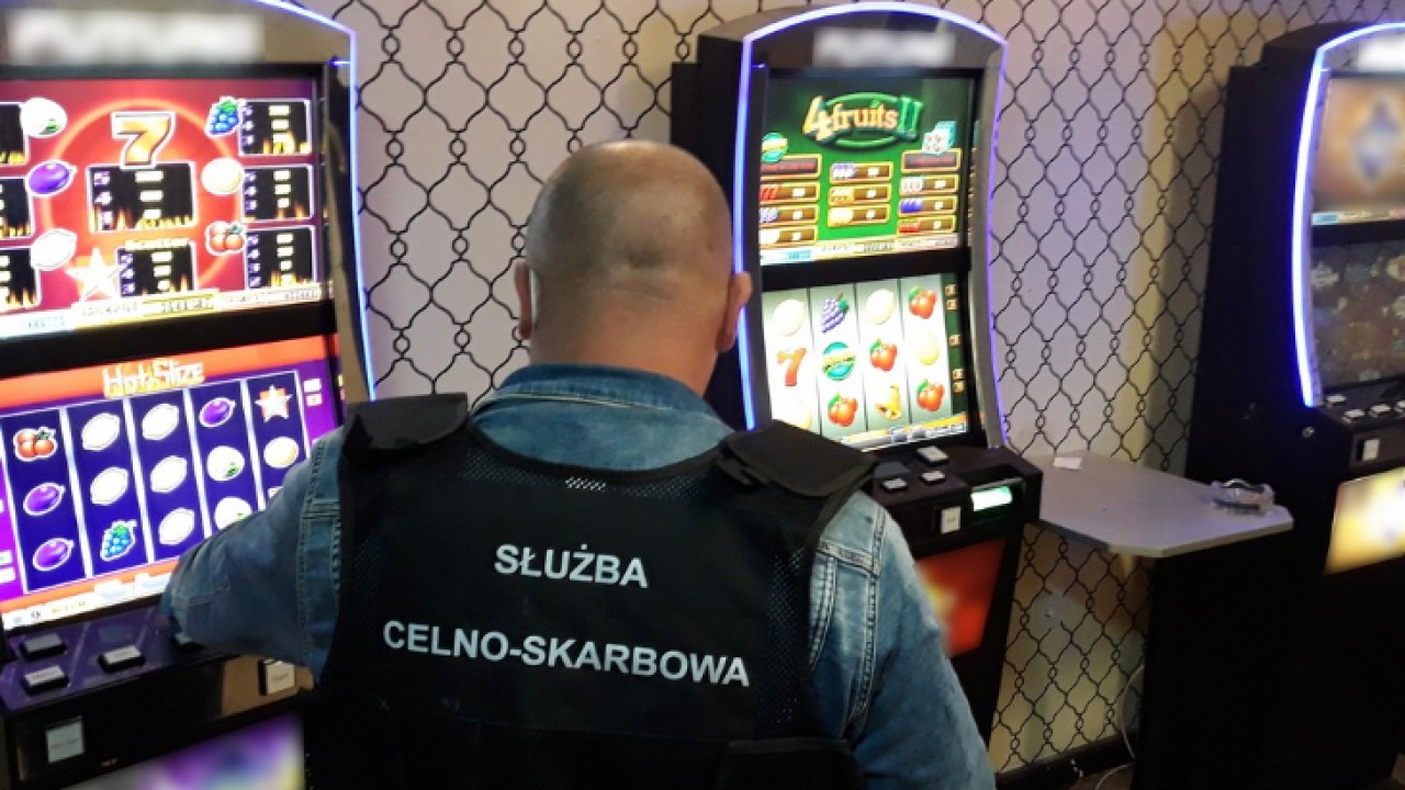 Funkcjonariusz KAS w nielegalnym salonie gier /fot. podlaska KAS/