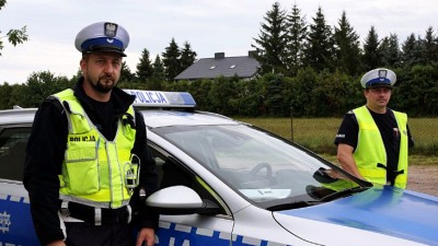 18-latek szlifierką rozciął rękę. Do&nbsp;szpitala eskortowali policjanci