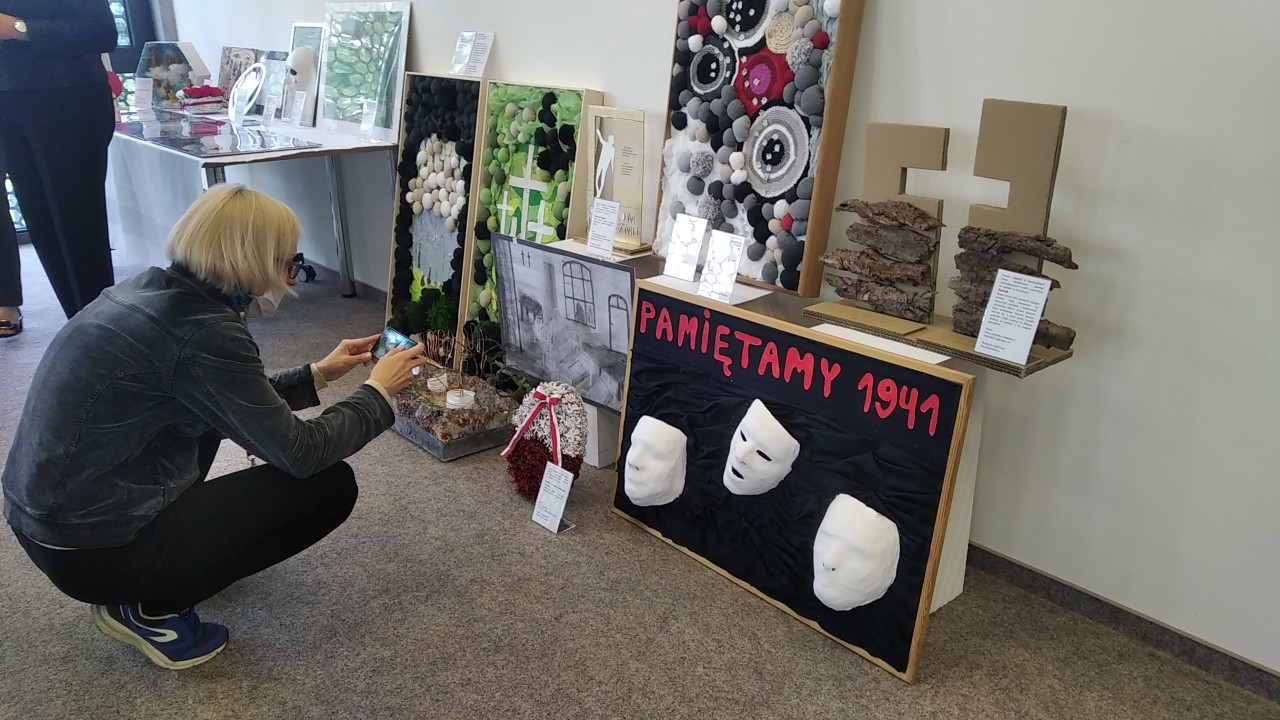 W Archiwum została otwarta również niecodzienna wystawa - prac plastycznych pacjentów z Choroszczy. Są to rysunki, obrazy, kompozycje przestrzenne przypominające miniaturowe pomniki i gipsowe maski, nawiązujące do zbrodni sprzed 80 lat.