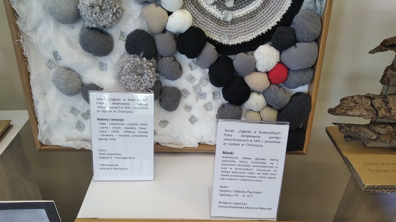 W Archiwum została otwarta również niecodzienna wystawa - prac plastycznych pacjentów z Choroszczy. Są to rysunki, obrazy, kompozycje przestrzenne przypominające miniaturowe pomniki i gipsowe maski, nawiązujące do zbrodni sprzed 80 lat.