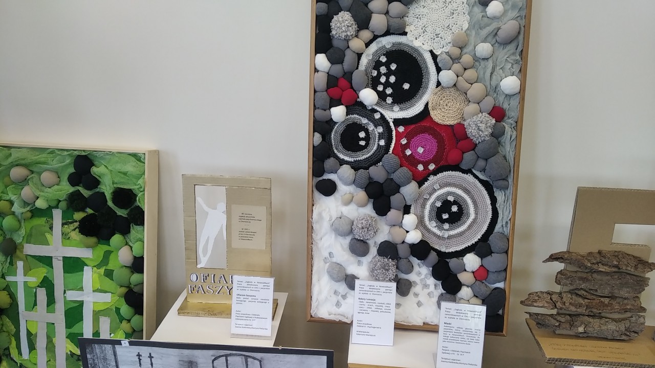 W Archiwum została otwarta również niecodzienna wystawa - prac plastycznych pacjentów z Choroszczy. Są to rysunki, obrazy, kompozycje przestrzenne przypominające miniaturowe pomniki i gipsowe maski, nawiązujące do zbrodni sprzed 80 lat.