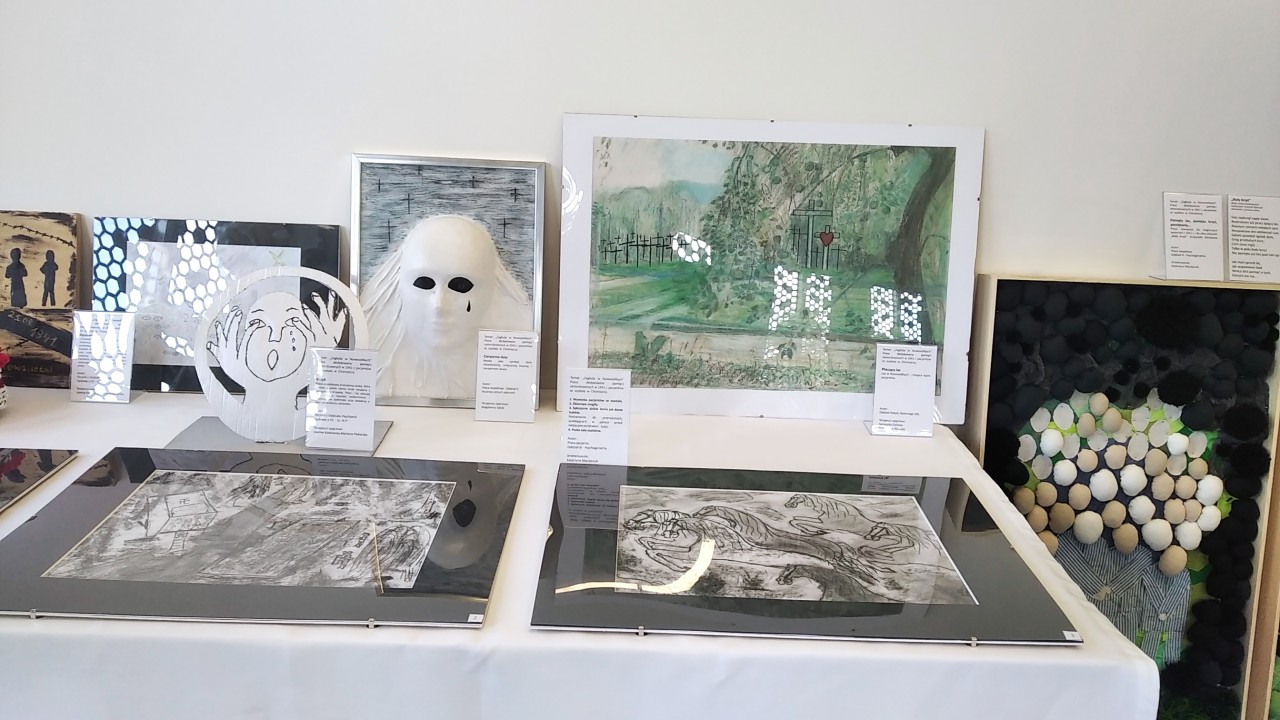 W Archiwum została otwarta również niecodzienna wystawa - prac plastycznych pacjentów z Choroszczy. Są to rysunki, obrazy, kompozycje przestrzenne przypominające miniaturowe pomniki i gipsowe maski, nawiązujące do zbrodni sprzed 80 lat.