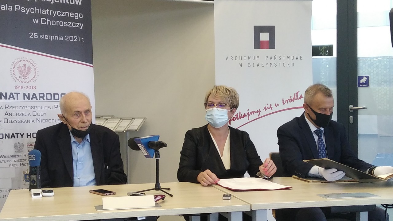 Archiwum Państwowe w Białymstoku po raz pierwszy publicznie pokazało dwie archiwalne księgi pacjentów Szpitala Psychiatrycznego w Choroszczy z lat 1939-1941.