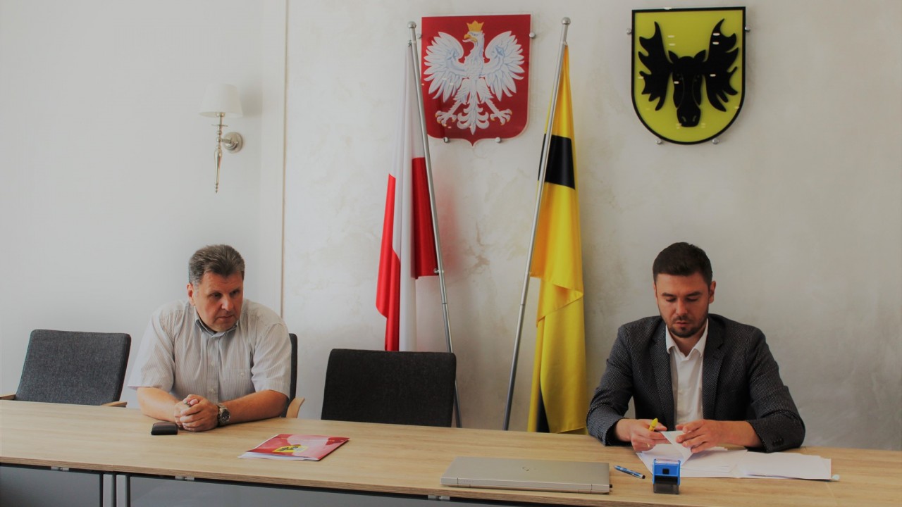 Kolejne drogi w gminie Wasilków czeka w najbliższym czasie remont. W piątek, 13 sierpnia, burmistrz Wasilkowa Adrian Łuckiewicz podpisał umowę z wykonawcą wyłonionym w postępowaniu przetargowym - firmą DROGOWSKAZ.