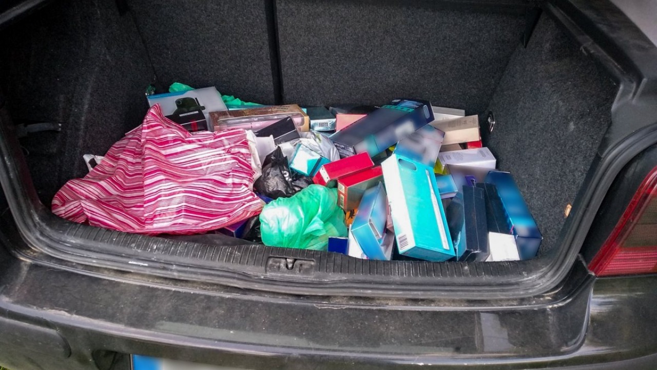 Skradzione przedmioty w samochodzie sprawców /fot. KMP Białystok/ 