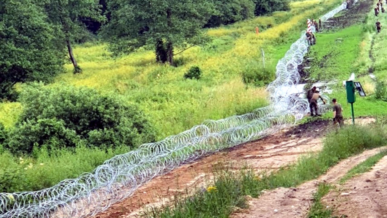 Wojsko układa zasieki z drutu kolczastego na granicy z Białorusią [fot. Twitter: Mariusz Błaszczak/