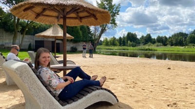 FOTO. Leżaki, hamaki, parasole... Nowa plaża w&nbsp;Wasilkowie powstała dzięki budżetowi obywatelskiemu
