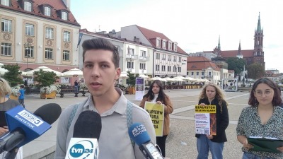 FOTO. Nie&nbsp;mamy planety B. Młodzieżowy Strajk Klimatyczny zbiera podpisy pod obywatelskim projektem uchwały