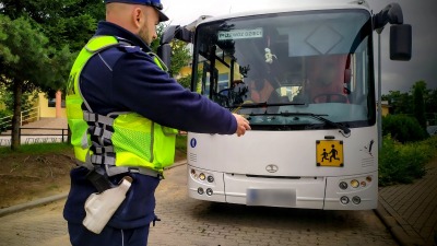Szkolne autobusy po&nbsp;lupą policjantów