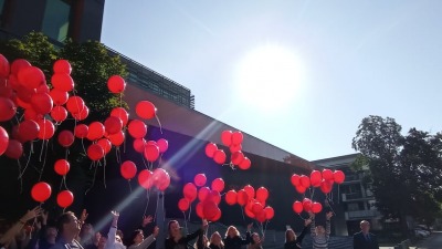 W niebo poleciały czerwone balony. To symbol jedności z&nbsp;dziećmi zmagającymi się z&nbsp;zanikiem mięśni
