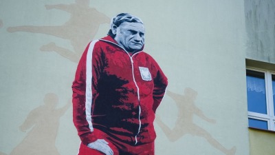 FOTO. Kazimierz Górski upamiętniony na&nbsp;muralu w&nbsp;Białymstoku