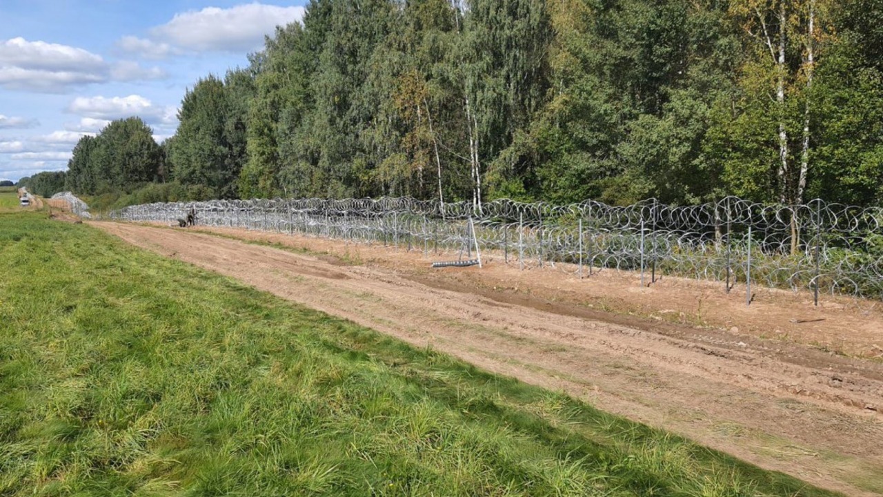 Ustawiony przez wojsko płot na granicy z Białorusią [fot. Twitter: Mariusz Błaszczak]