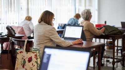 Cyfrowe szkolenia dla seniorów. Mieszkańcy regionu mogą wziąć udział w&nbsp;bezpłatnych spotkaniach edukacyjnych