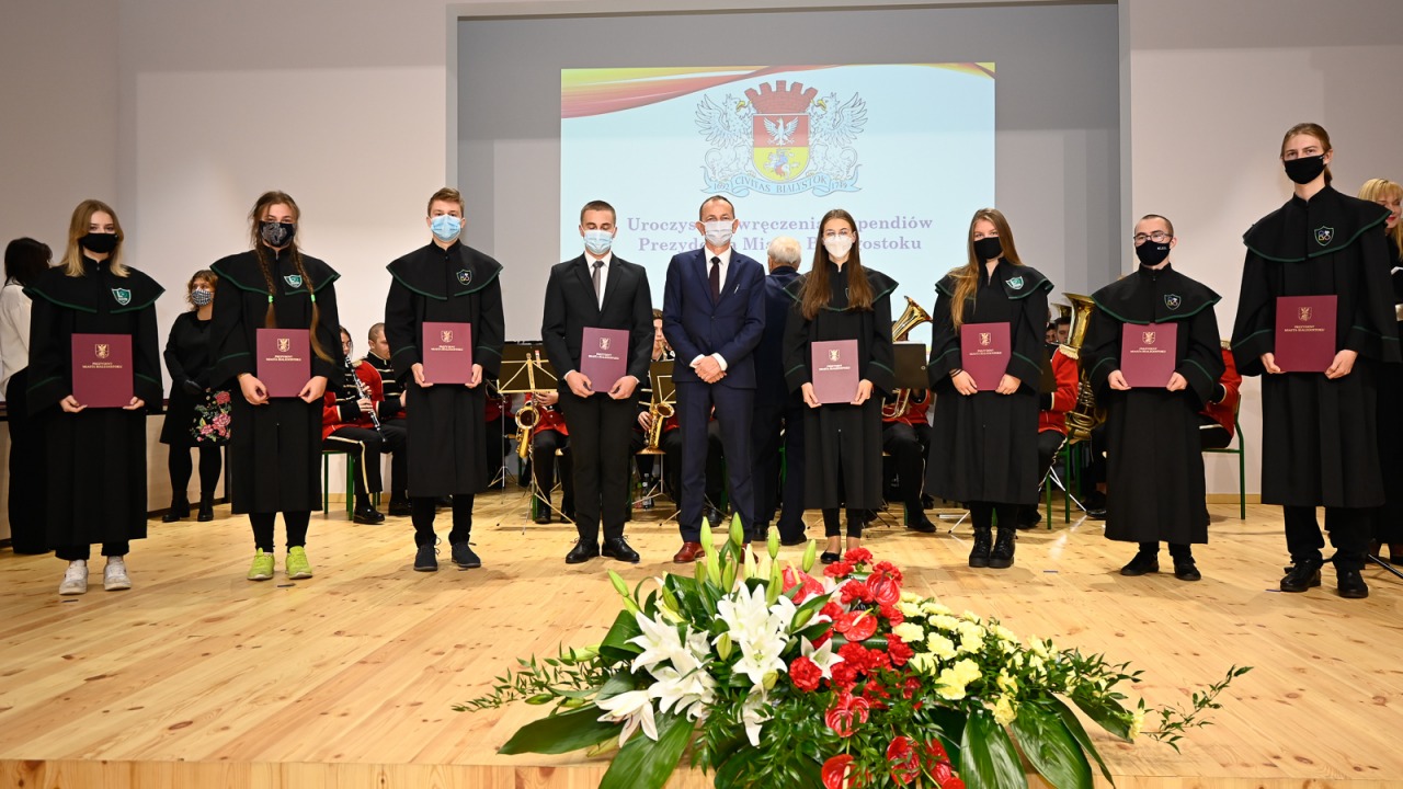 Prezydent Białegostoku przyznał stypendia uczniom i absolwentom [fot. bialystok.pl]