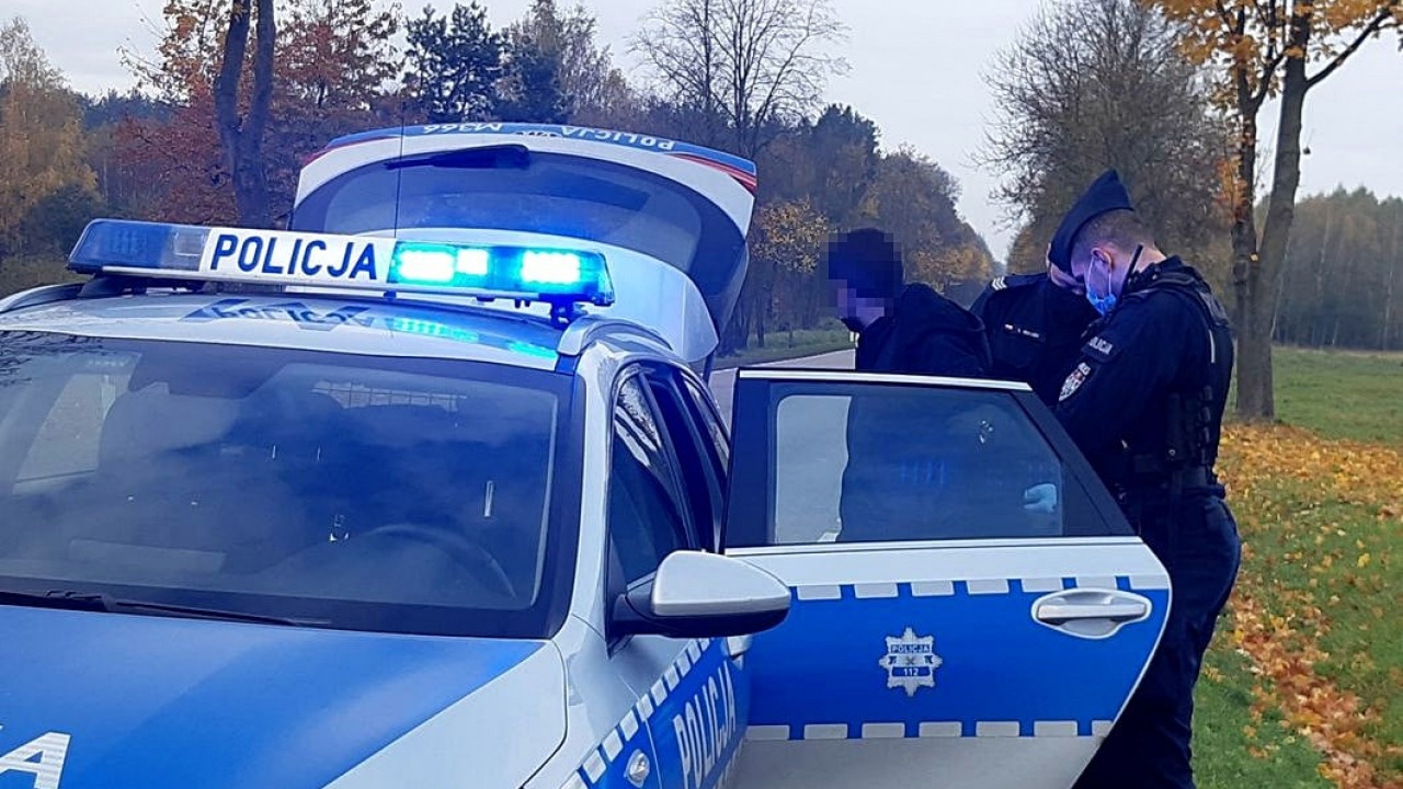 Policjanci zatrzymali 46-letniego obywatela Gruzji, który przewoził 6 nielegalnych imigrantów  [fot. Podlaska Policja]