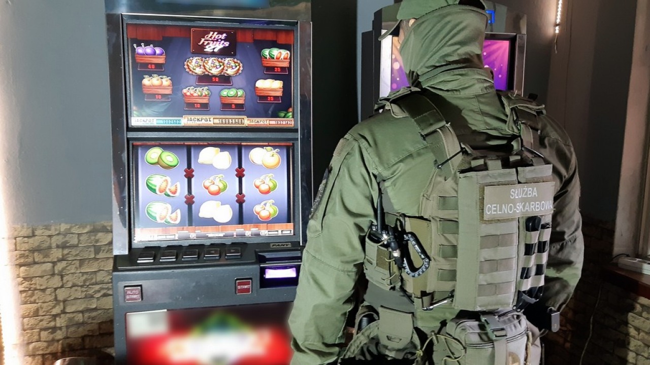 Mundurowi zabezpieczyli 2 automaty do gier hazardowych oraz gotówkę przeznaczoną na wypłatę wygranych [fot. Podlaska KAS]