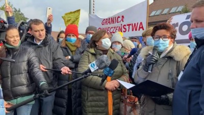 Jolanta Kwaśniewska i&nbsp;Anna Komorowska na&nbsp;proteście w&nbsp;Michałowie