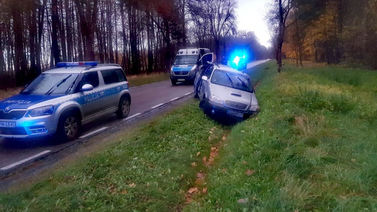 Po pościgu uciekający kierowca na łuku drogi za Bielskiem Podlaskim uderzył w jadącego z przeciwnego kierunku volkswagena, a następnie pojazdy zjechały do rowu. Osoby jadące KIA uciekły na pobliskie pola /foto. KWP w Białymstoku/