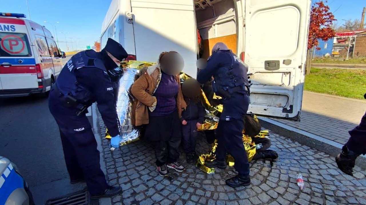Funkcjonariusze policji zatrzymali kolejne osoby przewożące nielegalnych migrantów [fot. Podlaska Policja]