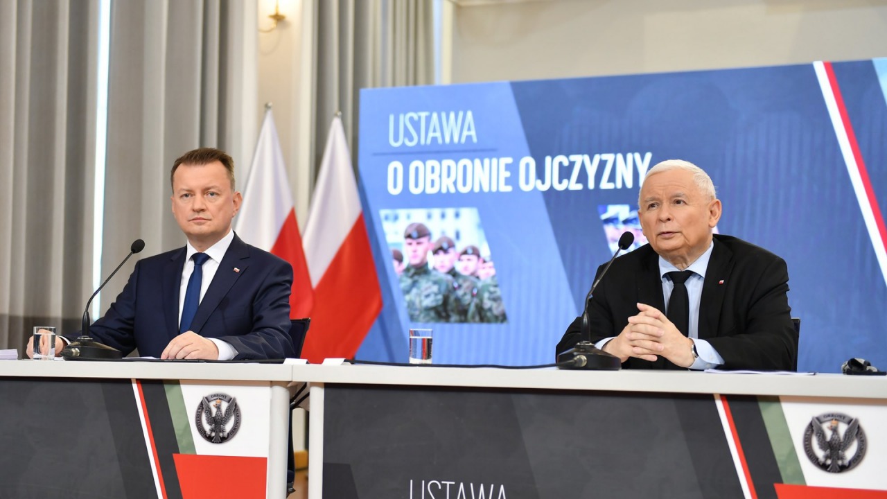 Jarosław Kaczyński i Mariusz Błaszczak zapowiedzieli ustawę o obronie ojczyzny [fot. twitter.com/MON_GOV_PL]