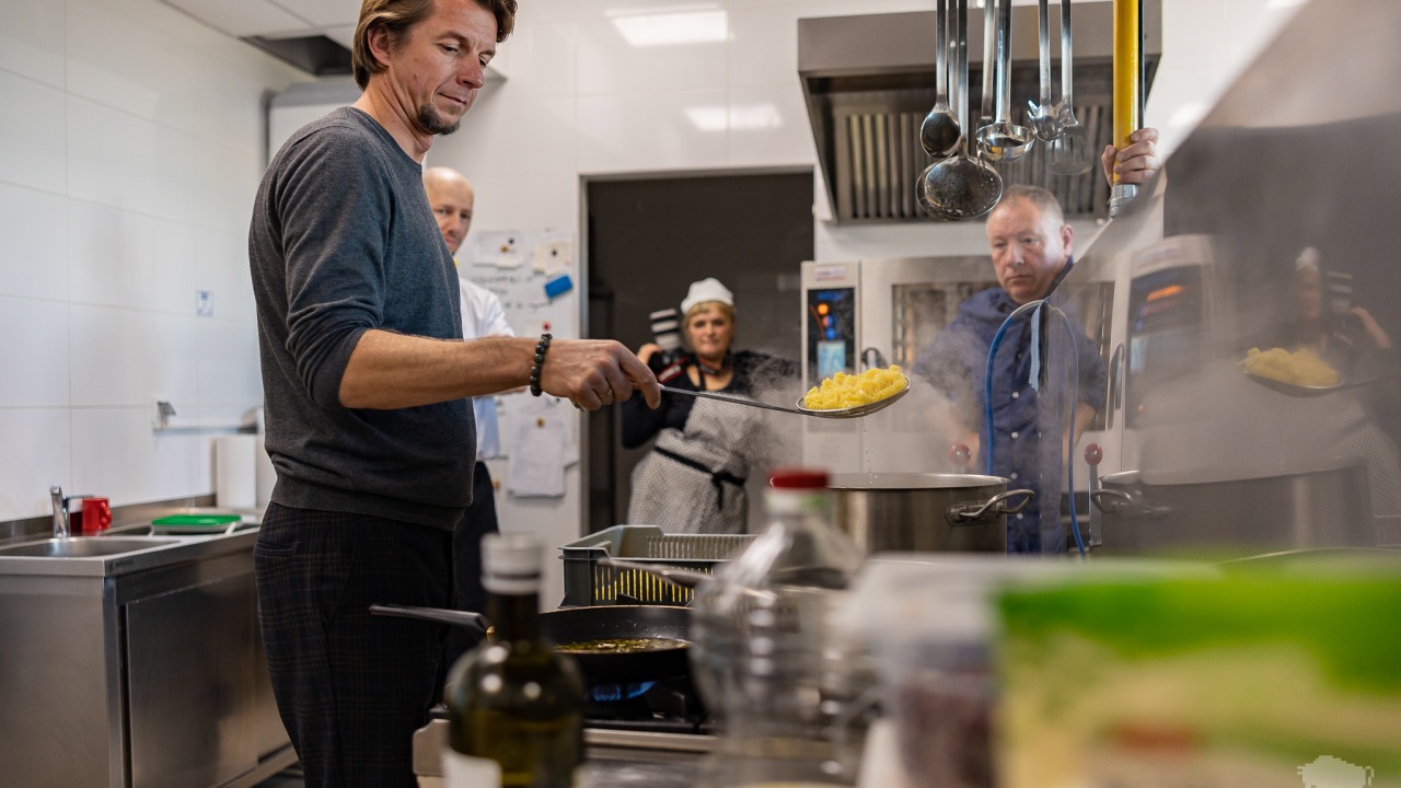 Lokalni producenci żywności rozmawiali z doradcą kulinarnym Karolem Okrasą [fot. Kamil Timoszuk/UMWP]