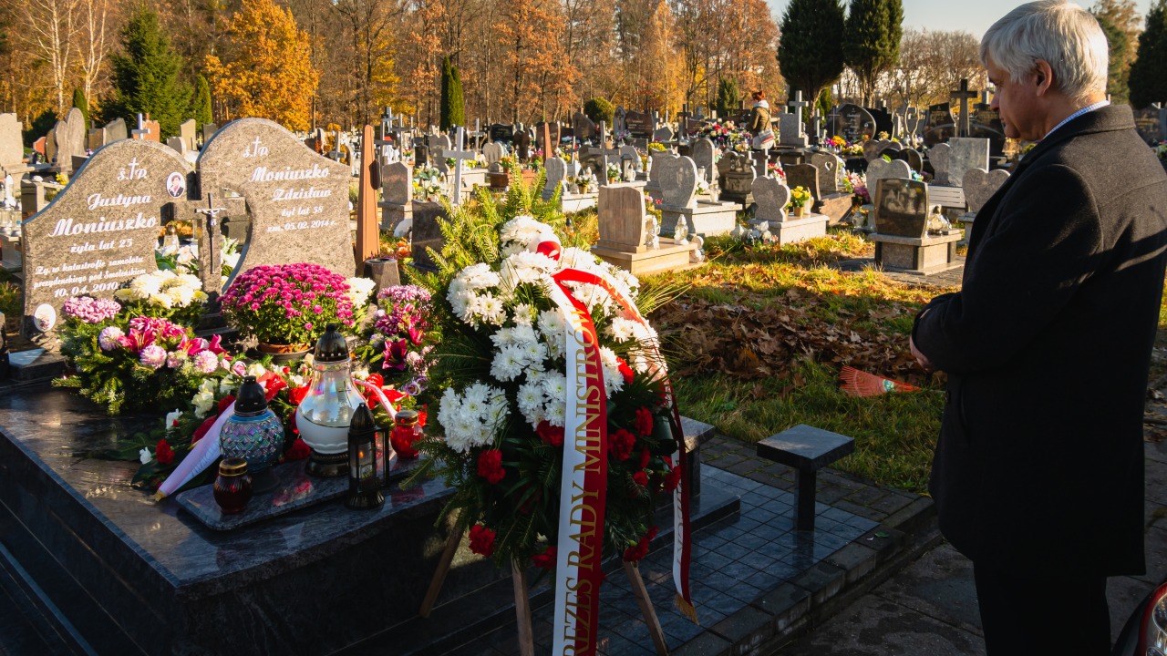 Wojewoda podlaski odwiedził groby tragicznie zmarłych z województwa podlaskiego [fot. Podlaski Urząd Wojewódzki]
