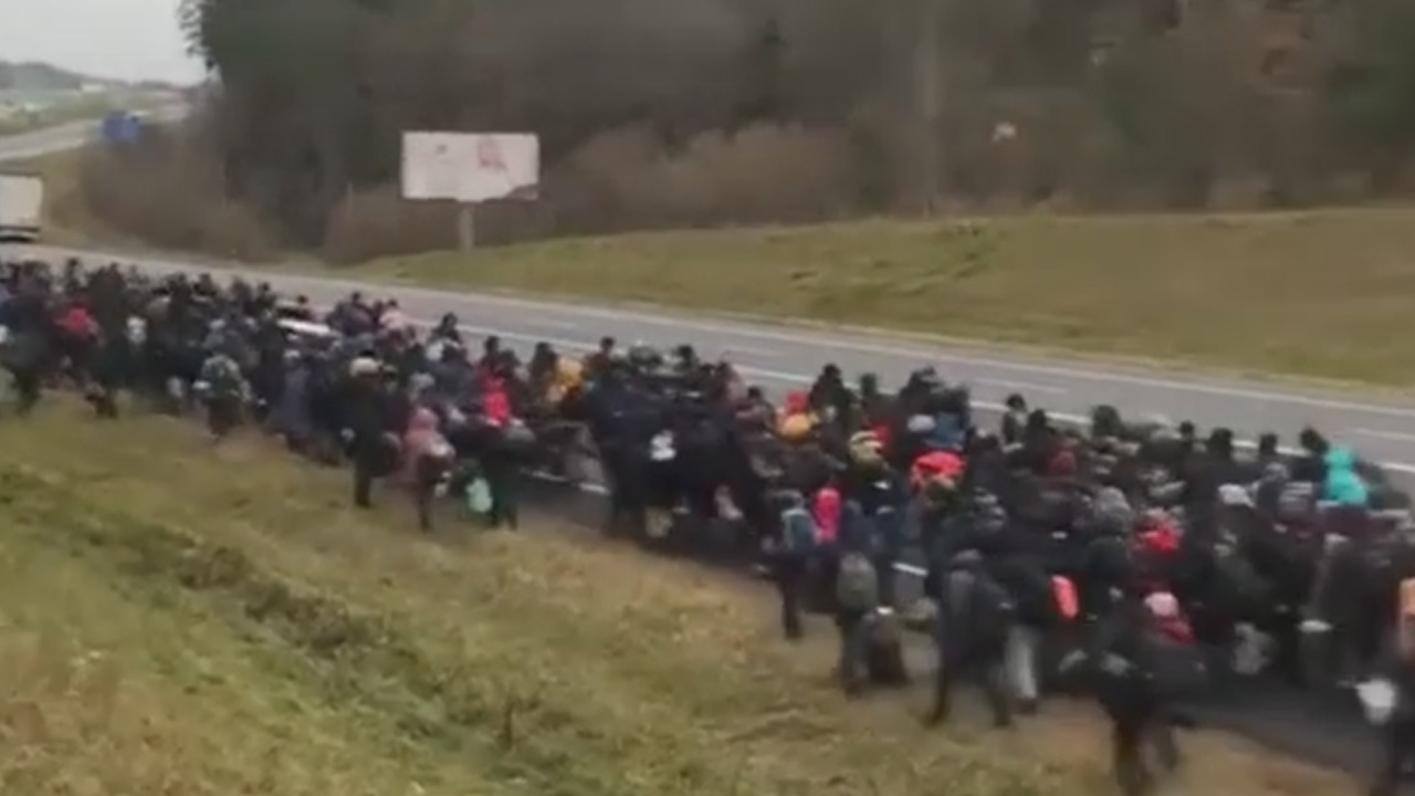 Na nagraniach widać tłumy idące na przejscie graniczne w Kuźnicy [fot. instagram.com/raslkulevich]
