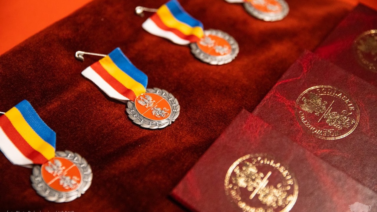 5 osób otrzymało Odznaki Honorowe Województwa Podlaskiego [fot. Piotr Babulewicz/UMWP]