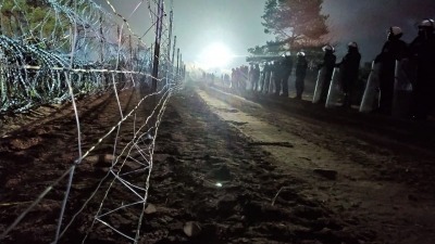 Kryzys na&nbsp;granicy. Białoruś wypycha kobiety i&nbsp;dzieci