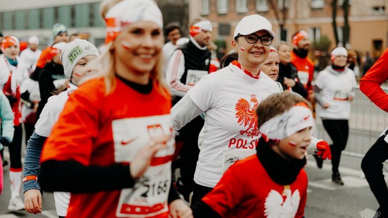 Ponad 1000 biegaczy wzięło udział w kolejnej edycji białostockiego biegu dla Niepodległej [fot. wrotapodlasia.pl]