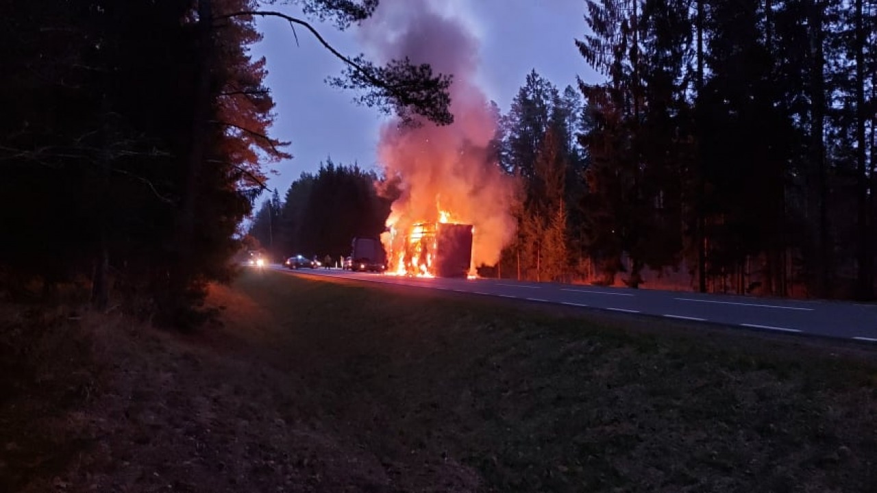 Na drodze krajowej nr 65 płonie naczepa pojazdu ciężarowego [fot. bia24.pl]