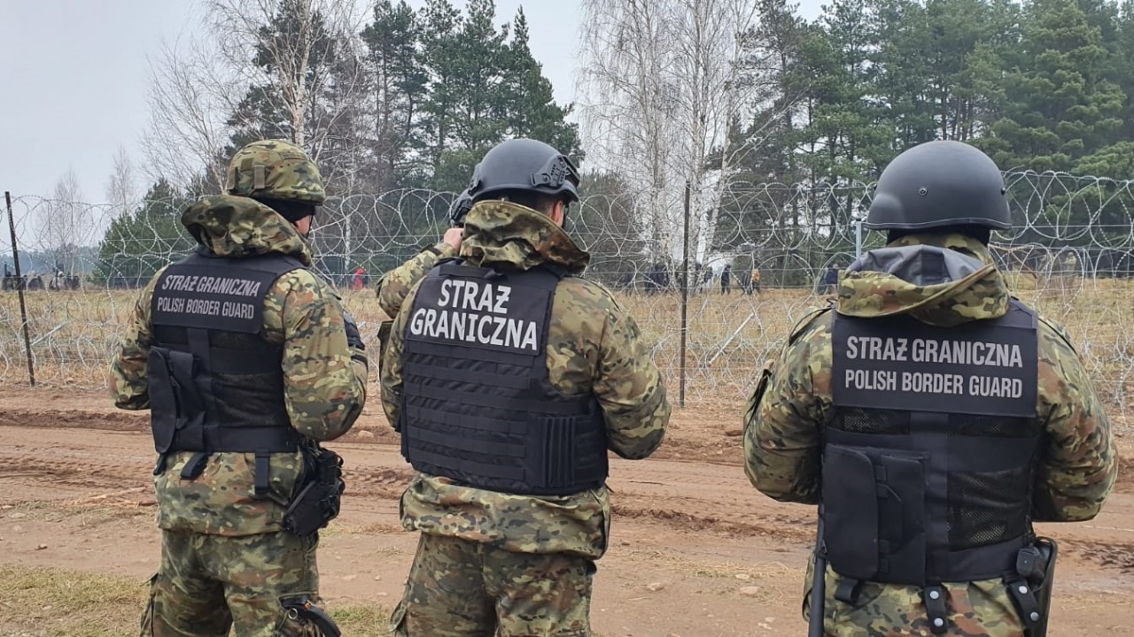 Straż Graniczna powstrzymała grupę cudzoziemców, która próbowała wedrzeć się do Polski [fot. twitter.com/Straz_Graniczna]