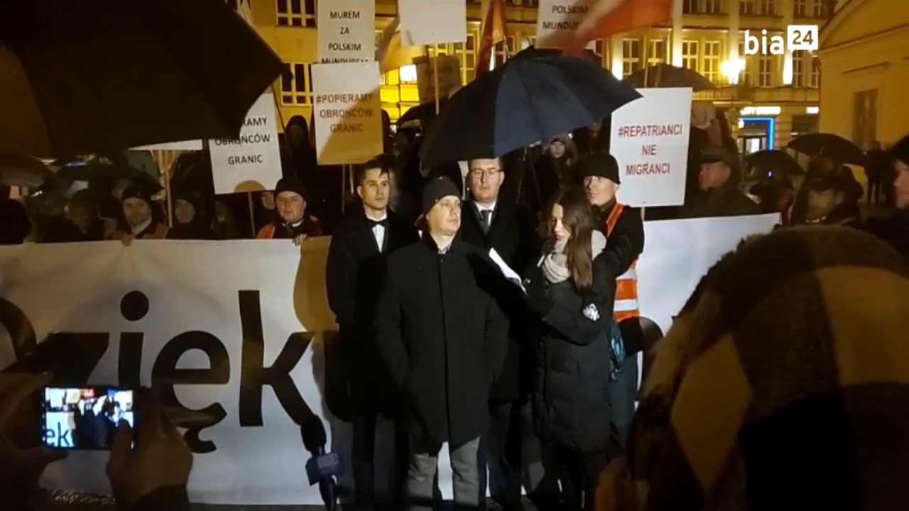 VIDEO. Żeby czuli, że&nbsp;cały naród za&nbsp;nimi stoi – manifestacja w&nbsp;centrum Białegostoku